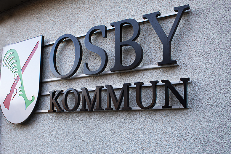 Osby kommuns logotyp som skylt på kommunhuset.