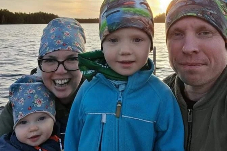 Familjen Arvidsson, två vuxna och två barn vid sjö.