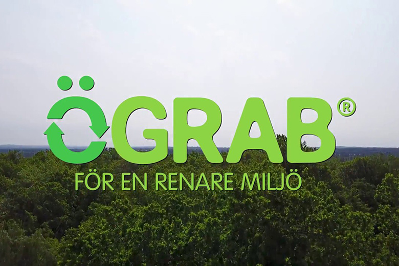 ÖGRABs logotyp mot skog och himmel