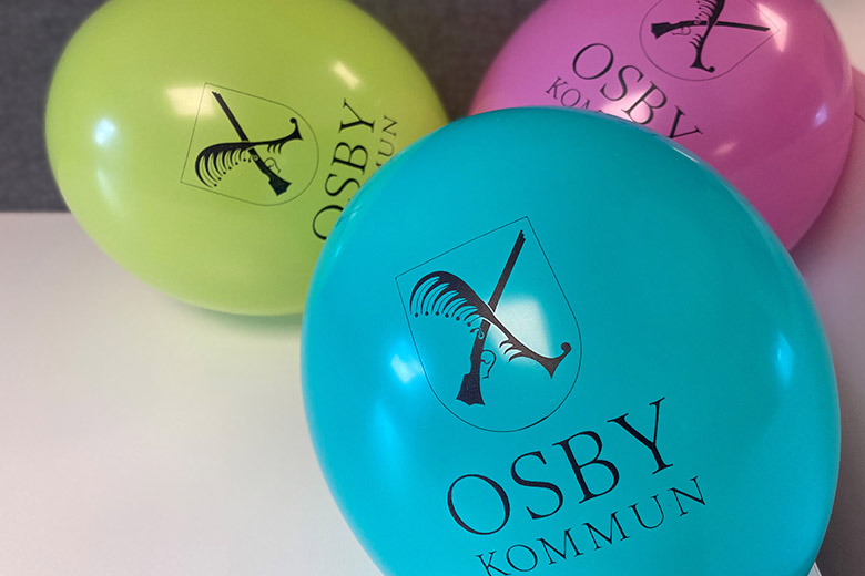 Bild på färgglada Osby kommun ballonger.