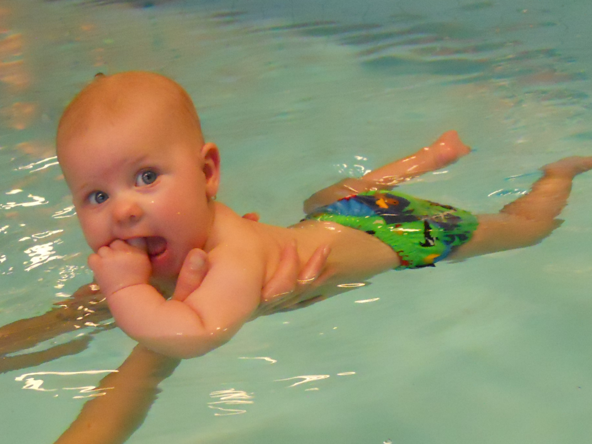 bebis som simmar i vatten