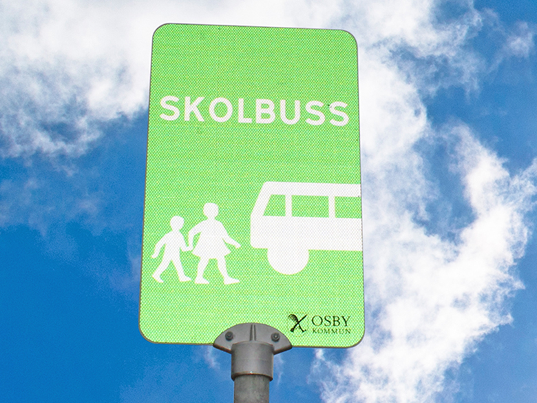 Grön skylt med texten "skolbuss"