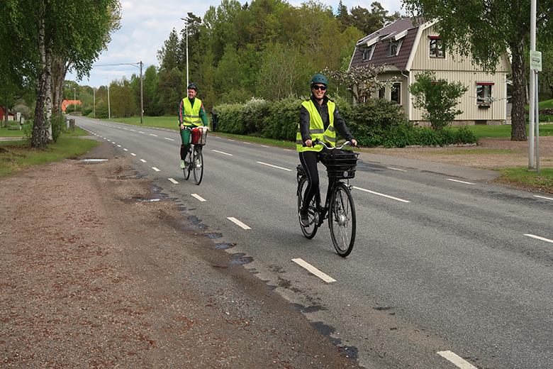 Niklas Larsson (C) och Ylva Kronblad cyklar genom Verum