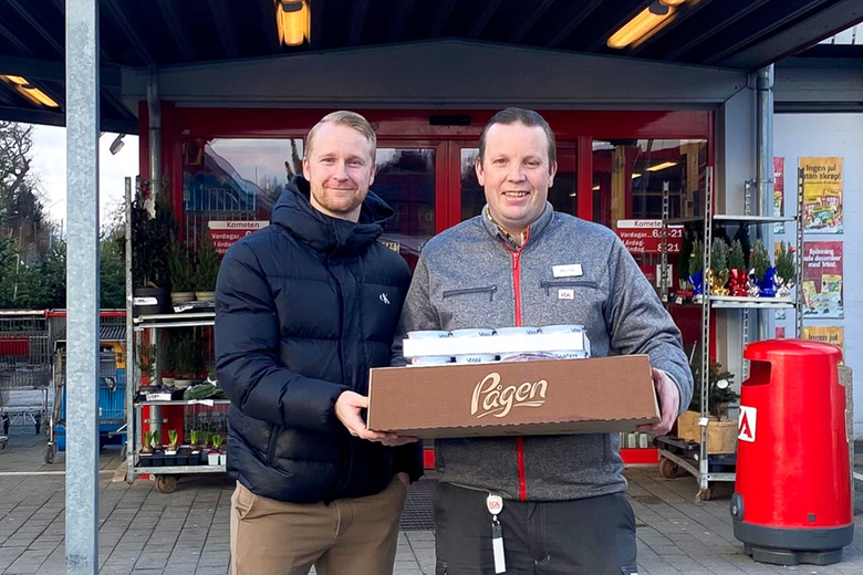 Idrottslärare Jesper och Ica-Martin står framför butiken och håller i en låda med frukost